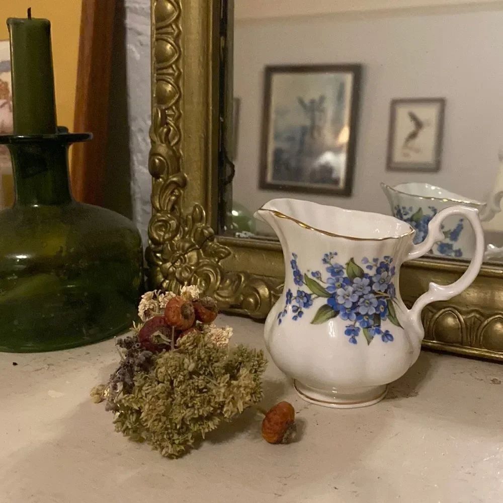 🎀 VINTAGE 🎀 China Creamer Blue Floral Gold Trim